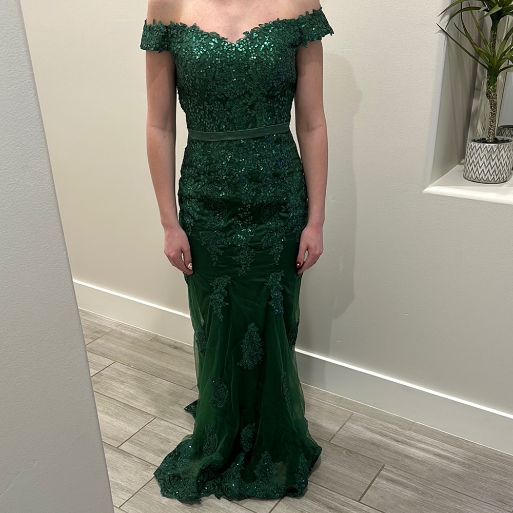 Elegant Green Off-Shoulder Lace Dress